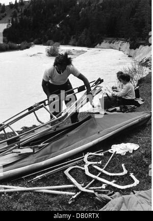 Tempo libero, uomo a riva del fiume, preparazione di un kayak pieghevole, 1951, diritti aggiuntivi-clearences-non disponibile Foto Stock