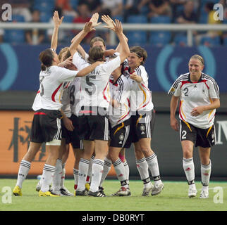 La Germania Kerstin Garefrekes cheers con i compagni di squadra dopo aver segnato il 1-0 durante i quarti di finale di Germania contro la Corea del Nord in occasione del FIFA Coppa del Mondo Femminile a Wuhan, Cina, 22 settembre 2007. Foto: Carmen Jaspersen Foto Stock