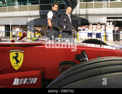 Direttore di BMW Motorsport Mario Theissen (L) ed ex team patron Peter Sauber a piedi lungo la corsia dei box cerca su una Ferrari in gara auto presso il Parco di Monza in pista a Monza, Italia, 06 settembre 2007. Formula 1 Gran Premio d Italia si è tenuto il 09 settembre 2007. Foto: Roland Weihrauch Foto Stock