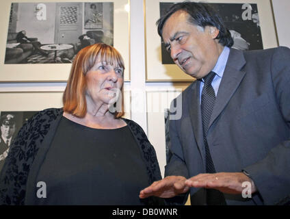 Il fotografo italiano Letizia Battaglia (L) nella foto con ex sindaco di Palermo, sicilia, Leoluca Orlando prima della cerimonia di premiazione del Dr. Erich Salomon premio in Ludwigshafen, Germania, 29 settembre 2007. Orlando terrà la laudatio per la battaglia che si è aggiudicato il Lifetime Achievement per premio photojournalists dato dalla società tedesca di fotografia per la sua lotta photgraphic Foto Stock