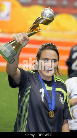 Goalie Nadine Angerer mostra il bicchiere dopo il tedesco del team la vittoria della Coppa del Mondo Donne in Cina a Shanghai, 30 settembre 2007. Foto: Carmen Jaspersen Foto Stock