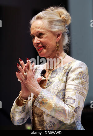 US-actrice americano tende Tepee Hedren (R) parla il gala di apertura dopo aver ricevuto la modifica di decimo Film Maker's Honours per il regista Alfred Hitchcock al Film Festival modifica a Francoforte, in Germania, il 30 settembre 2007. Foto: Frank Rumpenhorst Foto Stock