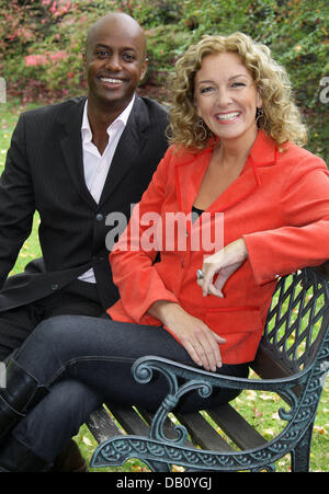 Ospite di talk show televisivo "Talk mit Tietjen' Bettina Tietjen (R) e nuovo interim co-host Yared Dibaba (L) sorriso nel corso di una conferenza stampa a Hannover, Germania, 08 ottobre 2007. Dibaba è stato introdotto come Tietjen è di nuovo co-host sostituzione Eva Herman che fu saccheggiata da emittente pubblica NDR per la sua controversa e ingenuo dichiarazioni sul ruolo della madre associata al terzo Reich. Il FIR Foto Stock