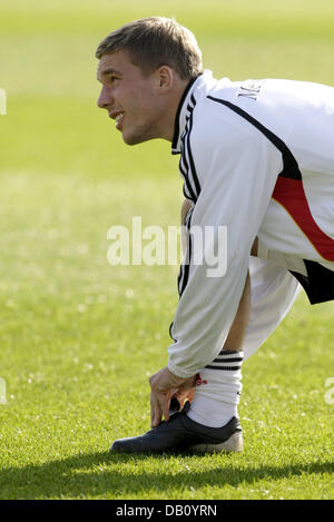 La marcia avanti del team nazionale tedesco Lukas Podolski è raffigurato durante la formazione della sua squadra di Berlino, Germania, 10 ottobre 2007. Il team tedesco si affaccia l'Irlanda a Dublino il 13 ottobre 2007 in una qualificazione per il Campionato Europeo di Calcio 2008. Foto: Soeren Stache Foto Stock