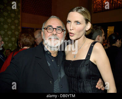 Star coiffeur Udo Walz (L) e top model Nadja Auermann pongono al centenario gala dei department store "KaDeWe" presso il famoso viale Kurfürstendamm di Berlino, Germania, 10 ottobre 2007. 1500 Gli ospiti della politica, dell'economia e la società sono stati invitati a celebrare il KaDeWe la costituzione nel 1907. Foto: Jens Kalaene Foto Stock