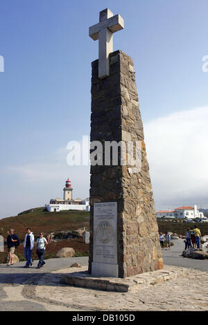 Un obelisco con la croce segna il western-punto la maggior parte di Europa a cape Cabo da Roca, Portogallo, nel settembre 2007. Foto: Peter Steffen Foto Stock