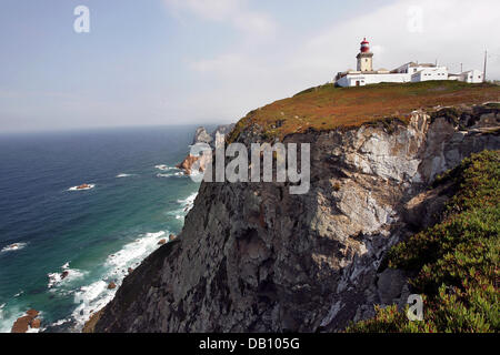 Vista su un faro sulla sommità del Cabo da Roca, Portogallo, nel settembre 2007. Il capo di 140 metri sopra il livello del mare segna il western-punto la maggior parte dell'Europa. Foto: Peter Steffen Foto Stock