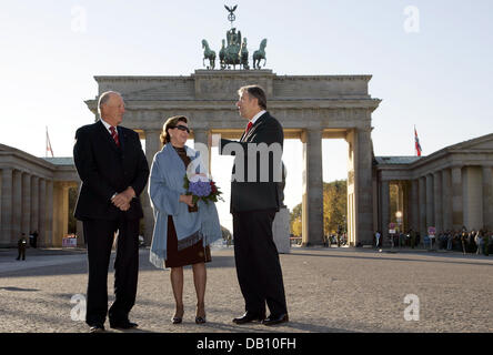 Il re Harald V di Norvegia, sua moglie Queen Sonja (C) della Norvegia e Berlino di Lord Mayor Klaus Wowereit (R) condividere alcune parole di fronte alla Porta di Brandeburgo a Berlino, Germania, 15 ottobre 2007. Accompagnato da una delegazione di membri del governo e imprenditori norvegesi il Re e la Regina sono su una tre giorni di visita di Stato in Germania. Foto: Rainer Jensen Foto Stock