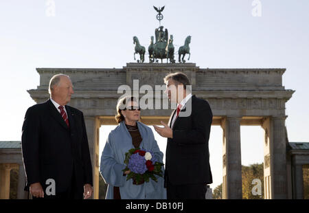 Il re Harald V di Norvegia, sua moglie Queen Sonja (C) della Norvegia e Berlino di Lord Mayor Klaus Wowereit (R) condividere alcune parole di fronte alla Porta di Brandeburgo a Berlino, Germania, 15 ottobre 2007. Accompagnato da una delegazione di membri del governo e imprenditori norvegesi il Re e la Regina sono su una tre giorni di visita di Stato in Germania. Foto: Rainer Jensen Foto Stock