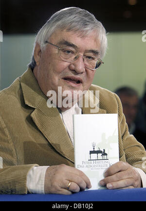 Autore tedesco Peter Haertling presenta il suo libro "come ausgestellte genere" (lit.: 'L'esposto bambino") del 2007 a Francoforte Fiera del Libro di Francoforte sul Meno, Germania, 14 ottobre 2007. Foto: Arno Burgi Foto Stock