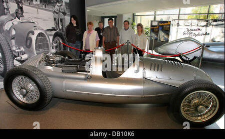 Occhio ai visitatori una Freccia d'argento dating 1939 all'agosto Horch museum di Zwickau, Germania, 16 ottobre 2007. Il leggendario Freccia d'argento, un giunto Mercedes-Benz e Auto Union race car powered by un 485 HP doppio motore del compressore, si possono ammirare nella mostra 'Gare, vittorie e record al di sotto dei quattro anelli" fino al 04 novembre 2007. Stimato per un valore di otto a dodici milioni di UE Foto Stock