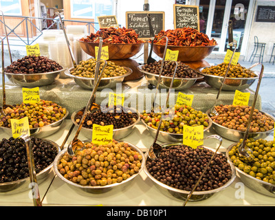 Olive e pomodori secchi in vendita nel mercato coperto di Antibes, in Francia Foto Stock