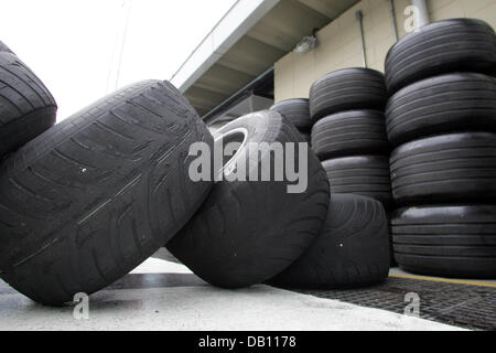 Intermedio (L) e il disco a secco (R) pneumatici per British Formula One rookie Lewis Hamilton della McLaren Mercedes sono memorizzati nel paddock dopo la seconda sessione di prove libere a Carlos Pace circuito di gara di Interlagos vicino a Sao Paulo, Brasile, 19 ottobre 2007. Hamilton e il team sono stati multati 15.000 euro per utilizzando diversi set di gomme da bagnato nella prassi 1. Il britannico potrebbe diventare il primo Foto Stock