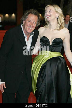 Attrice australiana Cate Blanchett (R) e connazionale attore Geoffrey Rush (L) comportano per le fotocamere che arrivano per lo screening dei loro film 'Elisabetta: l'età d'Oro" a 2007 cinema in Roma, Italia, 19 ottobre 2007. Il festival del film viene eseguito fino al 27 Ottobre. Foto: Hubert Boesl Foto Stock