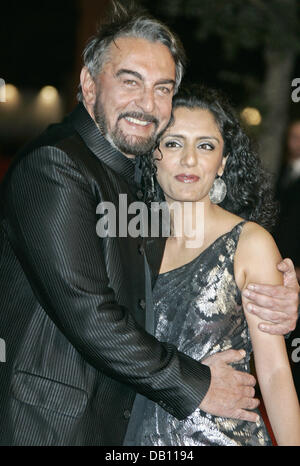 Attore indiano Kabir Bedi (L) e il suo partner Parveen Dursany (R) costituiscono per le fotocamere che arrivano per la proiezione del film "Elizabeth: l'età d'Oro" a 2007 cinema in Roma, Italia, 19 ottobre 2007. Il festival del film viene eseguito fino al 27 Ottobre. Foto: Hubert Boesl Foto Stock