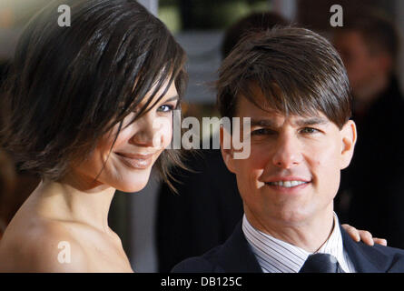 Katie Holmes arriva con il marito US-attore americano Tom Cruise in una speciale proiezione del suo film ?i leoni per gli agnelli? A Berlino, 24 ottobre 2007. Il dramma si occupa di politica, media e il US-intervento americano in Afghanistan. Foto: JOHANNES EISELE Foto Stock