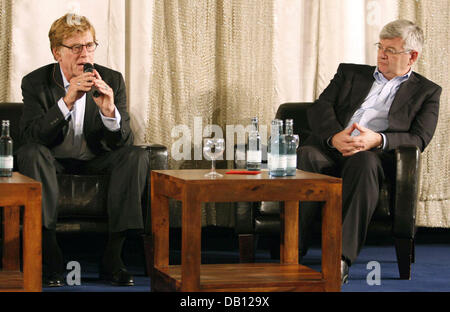 US-attore americano Robert Redford (L) ed ex Ministro degli esteri tedesco, Joschka Fischer, pongono dopo la loro discussione del film "I leoni per gli agnelli? E la politica americana a Berlino, Germania, 24 ottobre 2007. Il film è Redford?s ritardatari lavorare come regista e si occupa di tre episodi della guerra americana contro il terrore. Foto: Petra Stadler Foto Stock