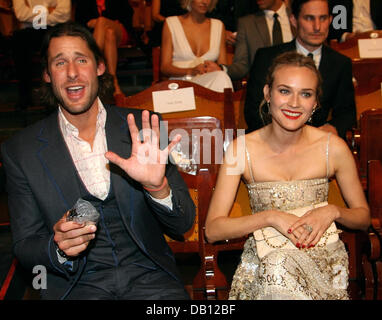 Attrice tedesca Diane Kruger (R) e David de Rothschild, attivista ambientale e documentario sulla natura-produttore, sono raffigurati insieme durante il GQ evento di gala per la presentazione del ?uomini dell'anno 2007? Premi a Monaco di Baviera, Germania, il 25 ottobre 2007. Rothschild ha ricevuto il ?Uomo dell'anno 2007? Premio nella categoria ?impegno?. Per la nona volta la rivista onorato outst Foto Stock