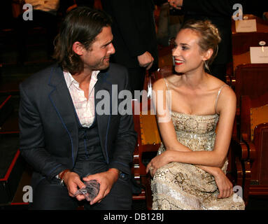 Attrice tedesca Diane Kruger (R) e David de Rothschild, attivista ambientale e documentario sulla natura-produttore, sono raffigurati insieme durante il GQ evento di gala per la presentazione del ?uomini dell'anno 2007? Premi a Monaco di Baviera, Germania, il 25 ottobre 2007. Rothschild ha ricevuto il ?Uomo dell'anno 2007? Premio nella categoria ?impegno?. Per la nona volta la rivista onorato outst Foto Stock