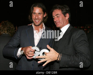 David de Rothschild (L), attivista ambientale e documentario sulla natura-produttore, e Tim Jefferies pongono durante la GQ evento di gala per la presentazione del ?uomini dell'anno 2007? Premi a Monaco di Baviera, Germania, il 25 ottobre 2007. Rothschild ha ricevuto il ?Uomo dell'anno 2007? Premio nella categoria ?impegno?. Per la nona volta la rivista onorata personalità eminenti dal cinem Foto Stock