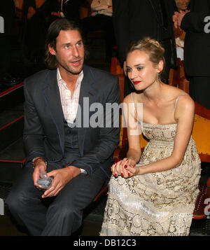 Attrice tedesca Diane Kruger (R) e David de Rothschild, attivista ambientale e documentario sulla natura-produttore, sono raffigurati insieme durante il GQ evento di gala per la presentazione del ?uomini dell'anno 2007? Premi a Monaco di Baviera, Germania, il 25 ottobre 2007. Rothschild ha ricevuto il ?Uomo dell'anno 2007? Premio nella categoria ?impegno?. Per la nona volta la rivista onorato outst Foto Stock