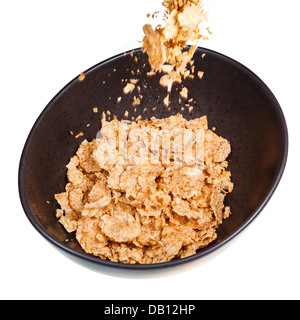 Cosparsa di cereali in recipiente scuro isolati su sfondo bianco Foto Stock