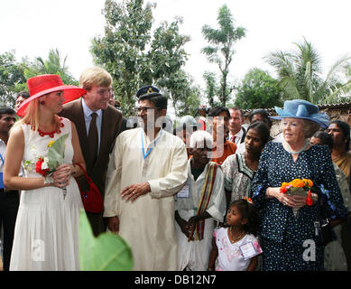 La regina Beatrice dei Paesi Bassi (R), principe Willem-Alexander dei Paesi Bassi (2-L) e sua moglie la principessa Maxima dei Paesi Bassi (L) raffigurato nella Srinivasnagar vicino a Bangalore, India, 26 ottobre 2007. La famiglia reale olandese è su una tre giorni di visita di Stato in India, oggi?s terzo giorno la famiglia stessi informato sui progetti di irrigazione e micro crediti. Foto: Albert Ni Foto Stock