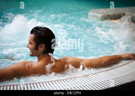 Uomo in piscina wellness Foto Stock