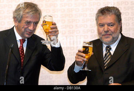 Il presidente dei Socialdemocratici (SPD) Kurt Beck beve una birra con il DOCUP front runner per il parlamento di Amburgo Michael Naumann sul margine della SPD convenzione ad Amburgo, Germania, 27 ottobre 2007. Foto: KAY NIETFELD Foto Stock