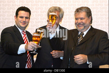 Il presidente dei Socialdemocratici (SPD) Kurt Beck beve una birra con il DOCUP front runner per il parlamento di Amburgo Michael Naumann e SPD segretario generale Hubertus Heil (R-L) sul margine della SPD convenzione ad Amburgo, Germania, 27 ottobre 2007. Foto: KAY NIETFELD Foto Stock