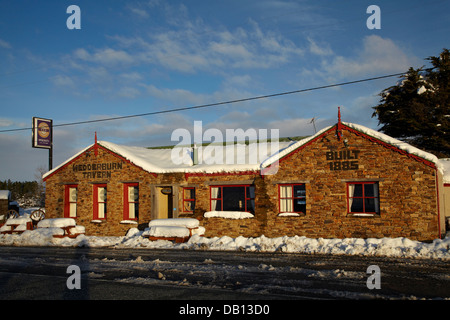 Taverna Wedderburn (1885) e la neve, sulla Central Otago Rail Trail, Maniototo di Central Otago, Isola del Sud, Nuova Zelanda Foto Stock