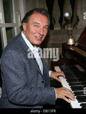 Ceco-nato cantante Karel Gott è raffigurato a Monaco di Baviera, Germania, il 30 ottobre 2007. L'etichetta Koch Universal Music ha onorato la cantante con il "40 anni Universal Music Award' per 40 anni di cooperazione. Gott del nuovo album "40 anni Karel Gott' viene rilasciato in tale occasione. Foto: Ursula Dueren Foto Stock