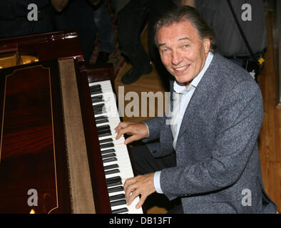 Ceco-nato cantante Karel Gott è raffigurato a Monaco di Baviera, Germania, il 30 ottobre 2007. L'etichetta Koch Universal Music ha onorato la cantante con il "40 anni Universal Music Award' per 40 anni di cooperazione. Gott del nuovo album "40 anni Karel Gott' viene rilasciato in tale occasione. Foto: Ursula Dueren Foto Stock