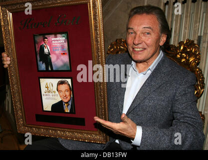 Ceco-nato cantante Karel Gott presenta la sua le copertine degli album a Monaco di Baviera, Germania, il 30 ottobre 2007. L'etichetta Koch Universal Music ha onorato la cantante con il "40 anni Universal Music Award' per 40 anni di cooperazione. Gott del nuovo album "40 anni Karel Gott' viene rilasciato in tale occasione. Foto: Ursula Dueren Foto Stock