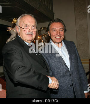 Ceco-nato cantante Karel Gott (R) è stato accolto favorevolmente dagli ossi Drechsler, critica Polydor CEO da 950-1996, a Monaco di Baviera, Germania, il 30 ottobre 2007. L'etichetta Koch Universal Music ha onorato la cantante con il "40 anni Universal Music Award' per 40 anni di cooperazione. Gott del nuovo album "40 anni Karel Gott' viene rilasciato in tale occasione. Foto: Ursula Dueren Foto Stock