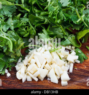 Fresche Erbe piccanti - tritate finemente i chiodi di garofano di aglio e 1 ciuffo di prezzemolo e coriandolo Foto Stock