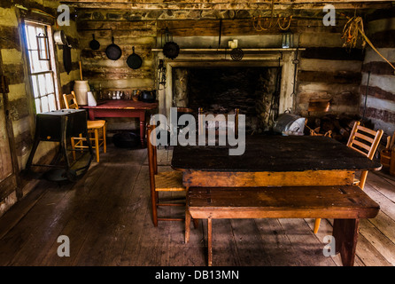 Interno di una storica log cabin in cielo i prati del parco statale, Virginia. Foto Stock