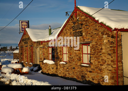 Taverna Wedderburn (1885) e la neve, sulla Central Otago Rail Trail, Maniototo di Central Otago, Isola del Sud, Nuova Zelanda Foto Stock