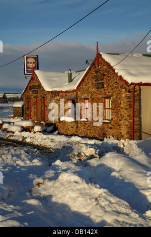 Taverna Wedderburn (1885) e la neve, sulla Central Otago Rail Trail, Maniototo di Central Otago, Isola del Sud, Nuova Zelanda Foto Stock