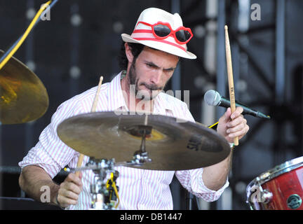 Ostrava, Repubblica Ceca. 21 Luglio, 2013. Il batterista e cantante Renay Kayrus compie durante il festival internazionale della musica di colori di Ostrava Luglio 21, 2013 a Ostrava, Repubblica Ceca. (CTK foto/Jaroslav Ozana) Foto Stock