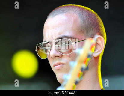 Ostrava, Repubblica Ceca. 21 Luglio, 2013. Il bassista e cantante Hebert Gonzalez compie durante il festival internazionale della musica di colori di Ostrava Luglio 21, 2013 a Ostrava, Repubblica Ceca. (CTK foto/Jaroslav Ozana) Foto Stock