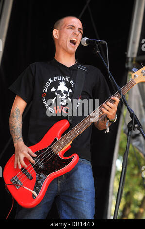 Ostrava, Repubblica Ceca. 21 Luglio, 2013. Il bassista e cantante Hebert Gonzalez compie durante il festival internazionale della musica di colori di Ostrava Luglio 21, 2013 a Ostrava, Repubblica Ceca. (CTK foto/Jaroslav Ozana) Foto Stock