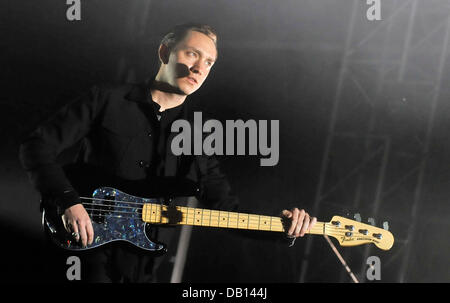 Ostrava, Repubblica Ceca. 21 Luglio, 2013. Il bassista del gruppo britannico XX Oliver Sim esegue durante il festival internazionale della musica di colori di Ostrava Luglio 21, 2013 a Ostrava, Repubblica Ceca. (CTK foto/Jaroslav Ozana) Foto Stock