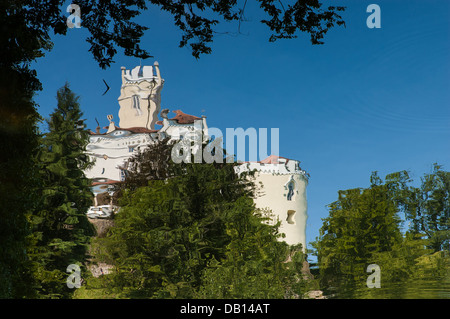 La riflessione del TRAKOSCAN Castello sulle acque di un lago in Croazia Foto Stock