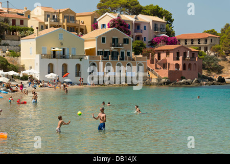 I turisti in mare a Assos villaggio sull'isola del Mar Ionio di Cefalonia, Grecia Foto Stock