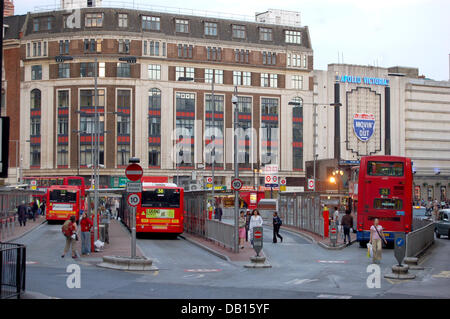 (Dpa) file il file immagine datato Maggio 2006 mostra la stazione Victoria di Londra, Regno Unito. Foto: Uwe Gerig Foto Stock