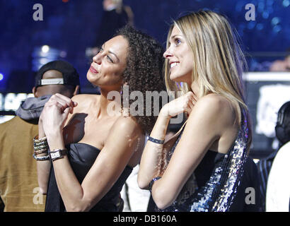 Conny Lehmann (R), moglie di German National Soccer squad goalie Jens LEHMANN, e Sharlely " Lily" Kerssenberg (L), fidanzata di tedesco la leggenda del tennis Boris Becker, raffigurato all'2007 MTV Europe Music Awards a Monaco di Baviera, Germania, 01 novembre 2007. Foto: HUBERT BOESL Foto Stock