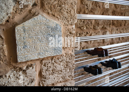 Scarpe di visitatori, a sinistra al di fuori di una vecchia moschea di Beirut, Libano Foto Stock