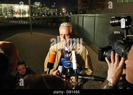 CSU capo di stato Peter Ramsauer risponde alle domande dei giornalisti di fronte alla Cancelleria federale a Berlino, Germania, 04 novembre 2007. Il candidato partecipa alla riunione della coalizione di leadership della CDU/CSU e SPD sotto la direzione del cancelliere tedesco Merkel. Foto: WOLFGANG KUMM Foto Stock