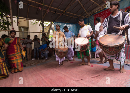 Gli studenti Santhal con tamburi in ballo folk in Sud- Foto Stock